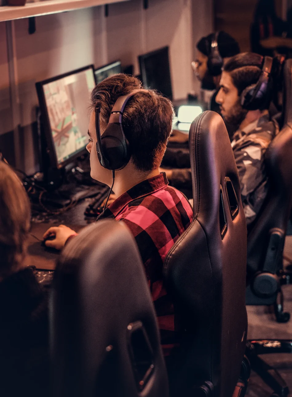 unos chicos jugando con el ordenador en un evento